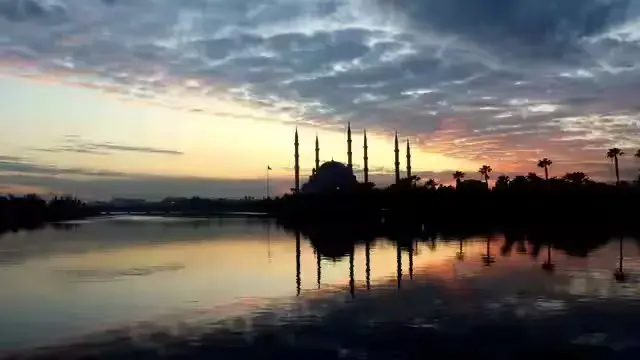 adana_nehir_gunbatimi.webp Seyhan Nehri kenarında gün batımı