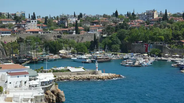 Akdeniz kıyı hattı örneği Akdeniz kıyı hattı için örnek tarihi liman ve sahil görünümü