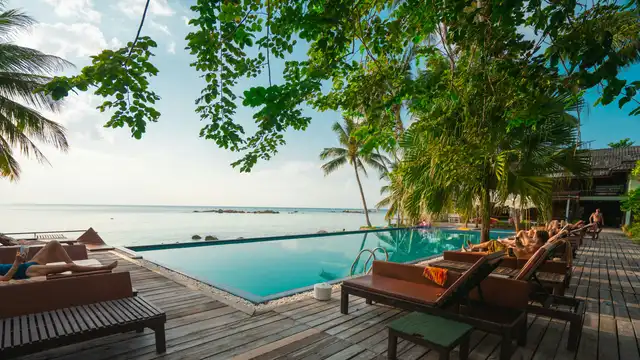 Balayı için deniz kıyısında resort otel örneği