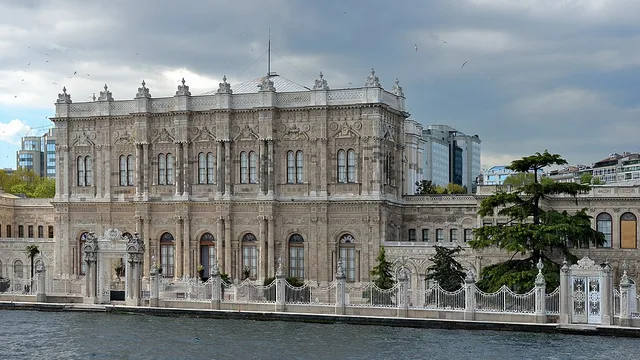 Dolmabahçe Sarayı — 1856 yapımı, 285 oda ve Avrupa'nın en büyük sarayı Dolmabahçe Sarayı — İstanbul | Come Rent Gezi Rehberi