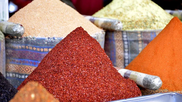 Mısır Çarşısı (Spice Bazaar) — 1664 yapımı baharat ve kuruyemiş pazarı Mısır Çarşısı — İstanbul | Come Rent Gezi Rehberi