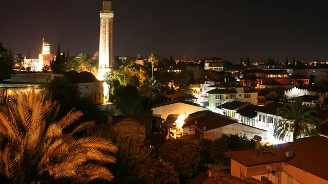 Antalya Kaleiçi çevresinde akşam yürüyüşü ve eğlence atmosferi