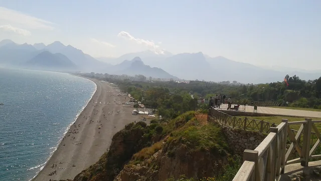 Antalya plajları: deniz ve kum odağı Antalya kıyı hattında deniz kum ve yüzme odaklı plaj görünümü