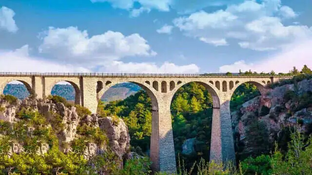 varda_koprusu_adana.webp Varda Köprüsü'nün doğal güzelliklerle çevrili ihtişamı
