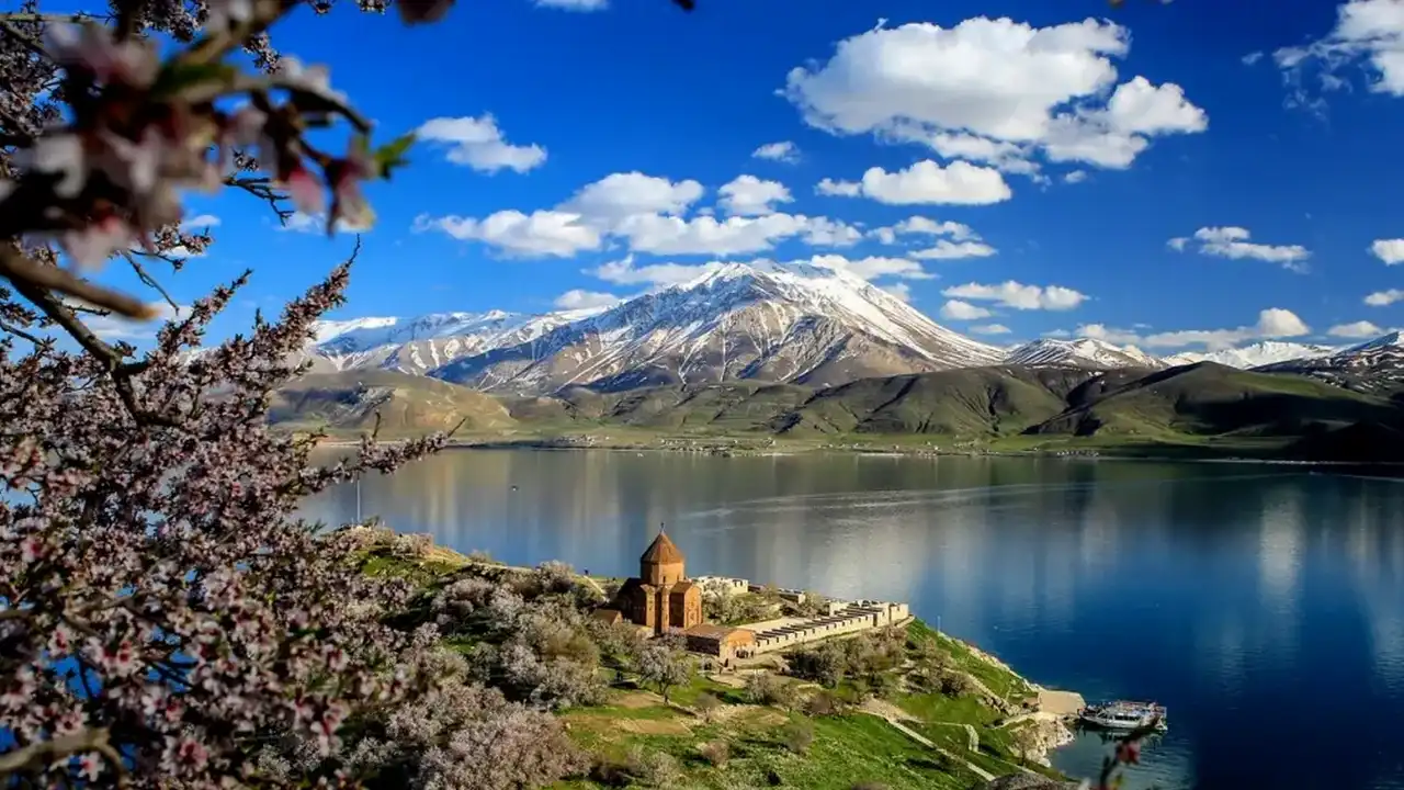 Van Gölü’nün eşsiz maviliği ve çevresindeki doğal güzellikler, Van’ın en büyüleyici manzaralarından biri.