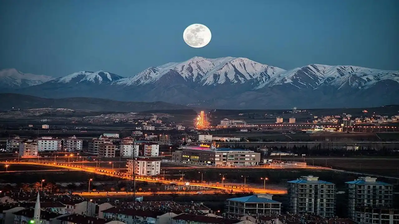 Elazığ’ın doğal ve tarihi güzelliklerini yansıtan eşsiz manzarası. Harput Kalesi’nden Keban Barajı’na uzanan görkemli doğa ve şehir manzarası ile Elazığ’ın büyüleyici atmosferi.